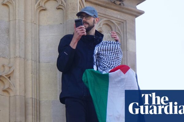 Area around Big Ben closed as man with Palestinian flag climbs Elizabeth Tower | London newsthirst.