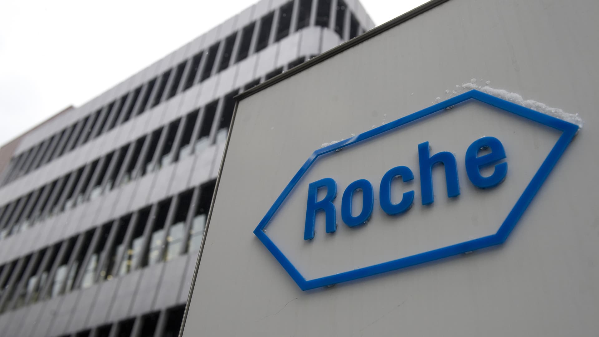Roche to invest $50 billion in U.S. as pharma tariff threat lingers newsthirst.